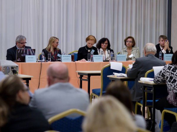 Pohled na předsednický stůl první části konference